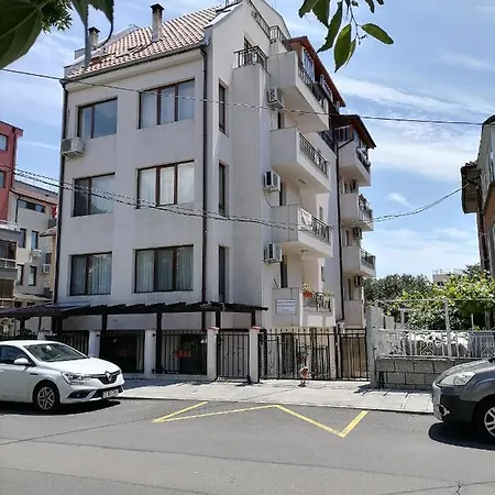 White Home-apartament بورغاس